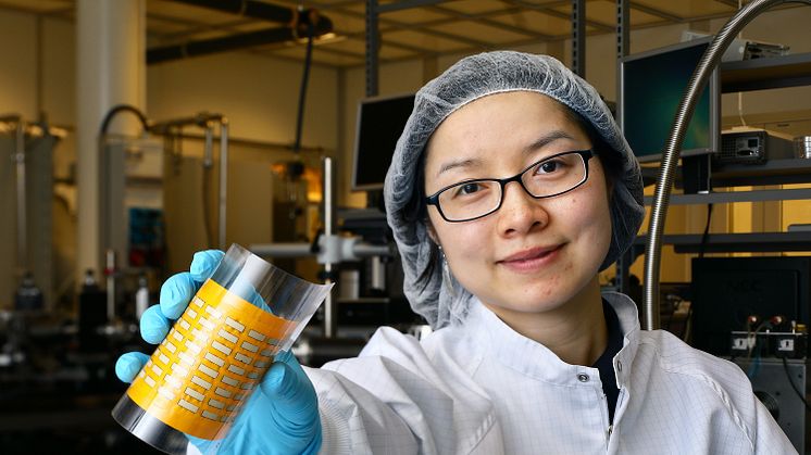 Dan Zhao, forskare vid Laboratoriet för organisk elektronik, med den böjbara och tryckbara superkänsliga värmesensorn.
