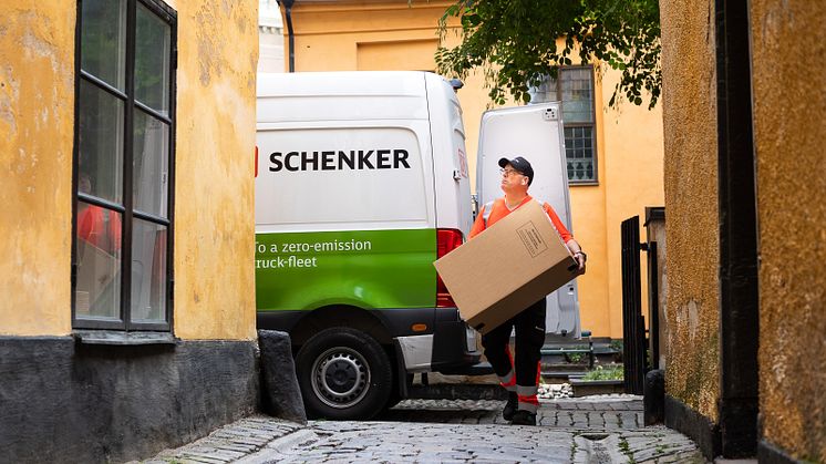 DB Schenker har investerat i 28 nya eldrivna paketbilar i Stockholm och planerar att elektrifiera hela sin paketbilsflotta, steg för steg.