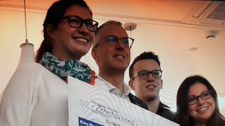 Ulrike Herkner, Henry Wendt, Hendrik Wendt und Elisa Bormann präsentieren den Spendenscheck im Gröditzer Familienunternehmen