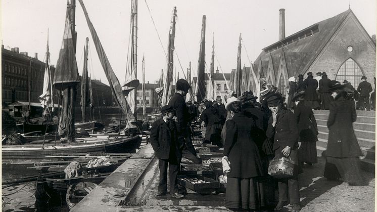 Feskekôrka och Fisktorget början av 1900-talet - Göteborgs stadsmuseum