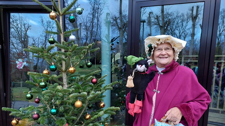 Märchenerzählerin Frau Diestel mit ihrem gestiefelten Kater vorm Wintergarten des Kinderhospiz Bärenherz