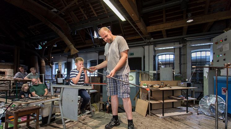 Das Glasstudio, das Museum und alle Kunsthandwerker des Museumsdorfes Baruther Glashütte laden zu einem umfangreichen Sommerferienprogramm ein. 