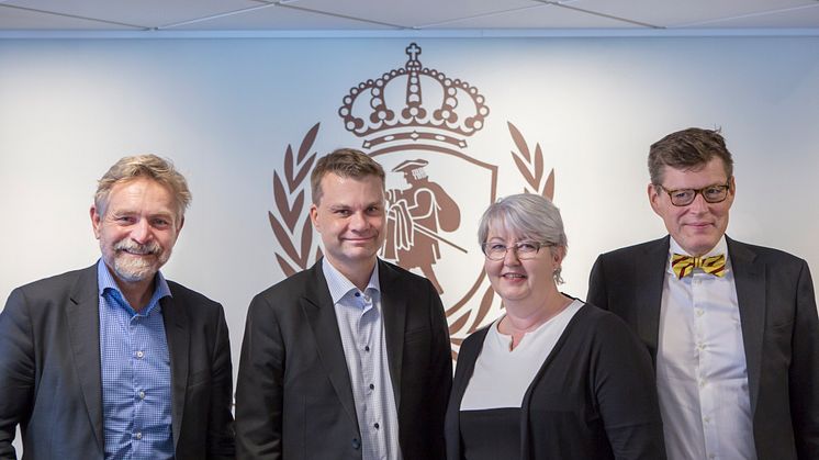 Högskolan i Borås rektor Björn Brorström, Kommunstyrelsens ordförande Ulf Olsson (S), Kommunstyrelsens förste vice ordförande Annette Carlson (M) och Högskolan i Borås prorektor Jörgen Tholin. Fotograf: Suss Wilén