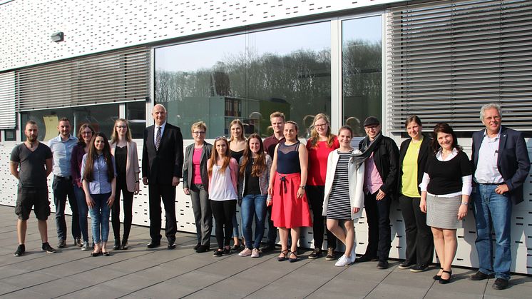 Zum Abschluss des Gesprächs mit den Studierenden noch ein Gruppenfoto auf der Dachterrasse von Haus 16.