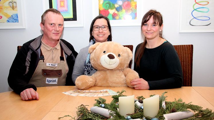 Silvio Rolle, Kerstin Stadler und Victoria Glaser während der Spendenübergabe im Elternzimmer