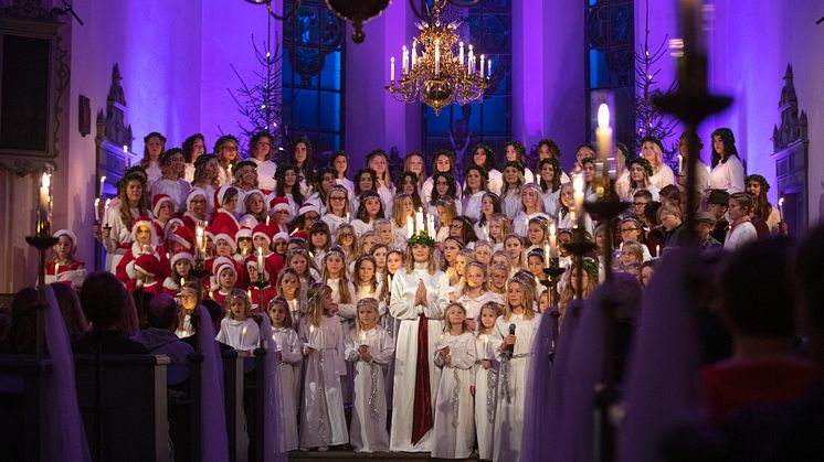 Gränna Lucia sprider ljus, värme och glädje från vackra Gränna Kyrka. 