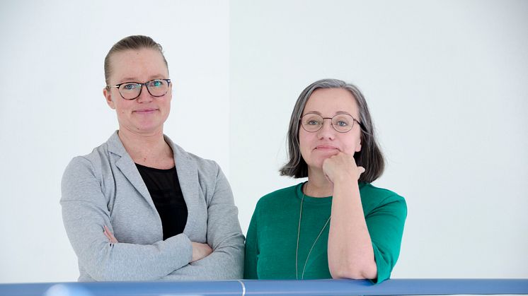 Linda Wårell och Kristina Ek, forskare i nationalekonomi vid Luleå tekniska universitet. Den bifogade bilden får användas fritt i redaktionella sammanhang. Foto: Luleå tekniska universitet.