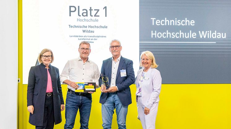 Die glücklichen Gewinner der TH Wildau bei der Preisverleihung des delina Awards auf der Learntec in Karlsruhe Bild: Jürgen Rösner