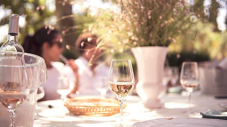 Förutom att vi fyller uteserveringarna är nog rosévinsförsäljningen ett av Sveriges tydligaste vårtecken. Här tipsar vi om fyra riktigt bra roséviner som förhöjer vårens rätter men fungerar lika bra som sällskapsvin en eftermiddag i solen.