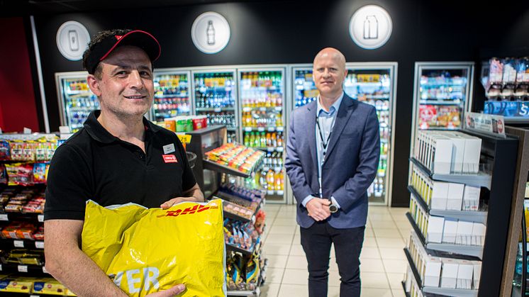 PAKKE PÅ STASJON. Daglig leder Bekim Istrefi ved Circle K Brynseng i Oslo og avtaleansvarlig Øyvind Bredland hos Circle K Norge gleder seg til å tilby DHL Express pakkehenting på stasjoner over hele landet. Foto: Johnny Syversen/josy.no