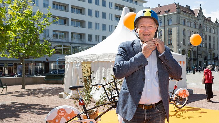 Milan Obradovic, kommunalråd (S) med ansvar för teknik och miljö invigde Malmös hyrcyklar med att cykla en hinderbana