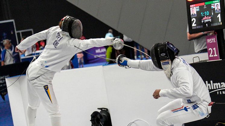 Den svenske värjfäktaren Christopher Kelly i aktion på VM i Milano under söndagen. Christopher vann alla matcher i sin poule och gick direkt vidare till huvudtävlingen som avgörs på onsdag. Foto Luca Pagliaricci #bizziteam