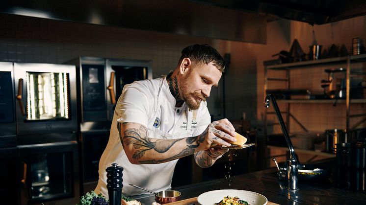 Anders Karlsson lagar "The Swedish Carbonara" med Västerbottensost. Foto: Johan Wennerström