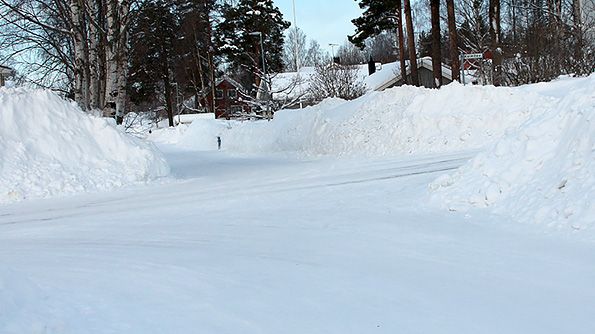 Längs vägarna och i korsningar är försiktighetsprincipen viktig att följa med dessa stora snömängder. Foto: Marie Öqvist