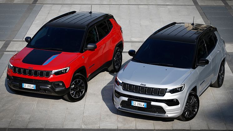 Compass Trailhawk and S 4xe.JPG