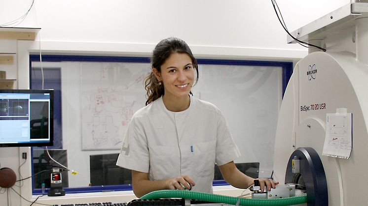 Mariam Andersson doktorerar vid Danmarks tekniska universitet, där hon med hjälp av röntgen- och magnetresonanstekniker utforskar hjärnans mikrostruktur. (Foto: Tim Dyrby)