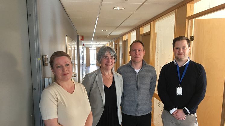 På bildet, fra venstre: Cecilie Sæther OUS, Anne Guri Grimsby Arkitema Architects, Bjørn Håkon Holmesland OUS og  Hjalmar E. Storrvik OUS. Alle fra OUS er fra Avdeling for anskaffelser (innkjøp)