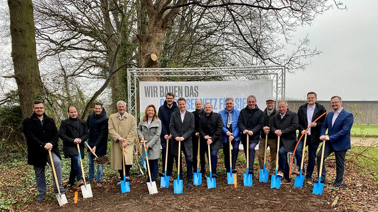 Zum symbolischen Spatenstich für den weiteren Glasfaserausbau im Kreis Heinsberg trafen sich die Verantwortlichen mit Landrat Stephan Pusch (3.vr) und Marius Dallmann (7.vl) von DG auf dem Gelände Loherhof in Geilenkirchen. Foto: Kreis Heinsberg