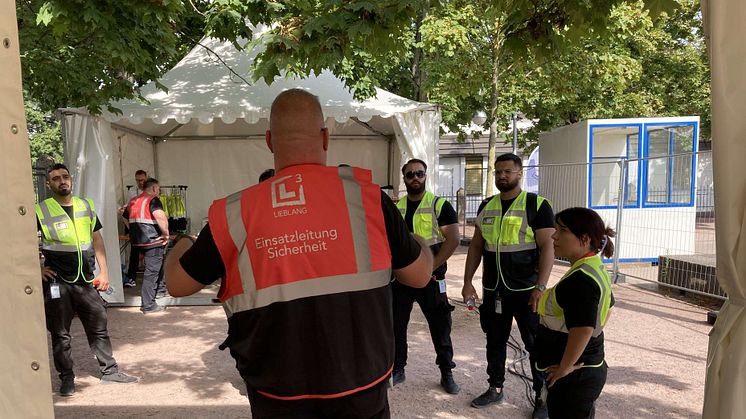 LIEBLANG Einsatzzentrale bei DAS FEST: Einsatzleiter Jörg Zenger mit Elisa Stahl und Kollegen beim Check-In  (Copyright: LIEBLANG Gruppe)