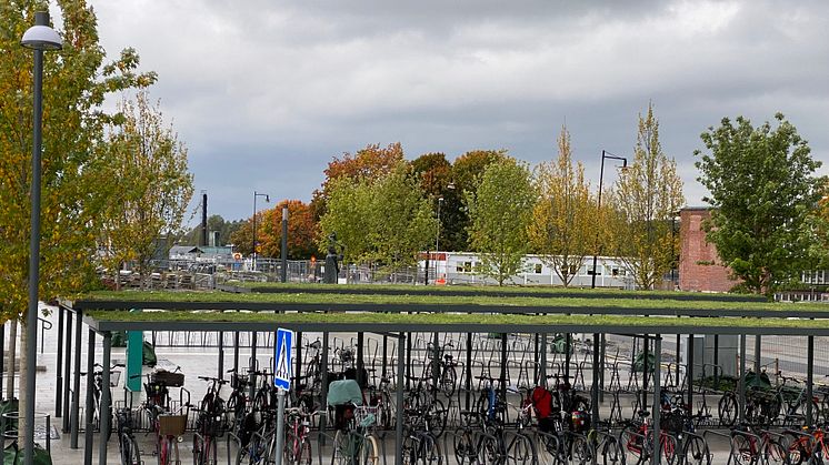 Nya cykelparkeringar med gröna sedumtak, Roslags Näsby
