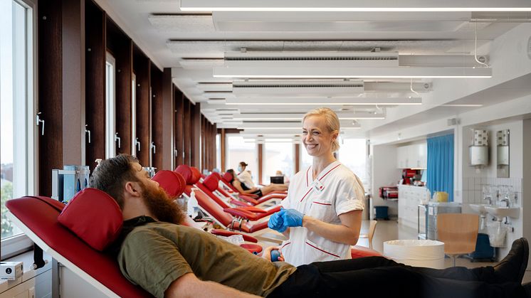 Sjuksköterska med blodgivare (foto Björn Eklund)