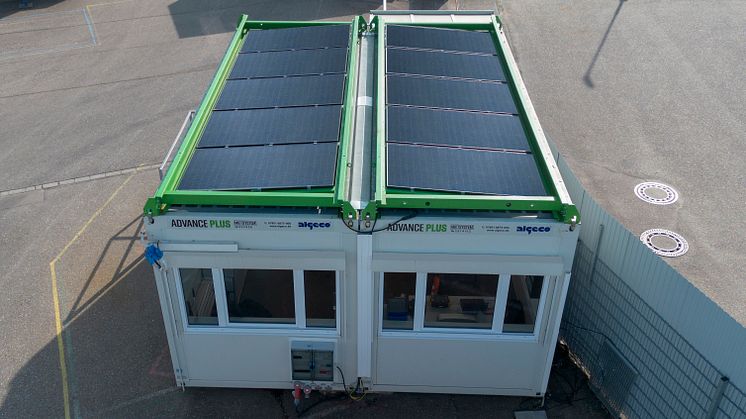 Algeco Solar liefert nachhaltigen Sonnenstrom direkt vom Dach eines Modulgebäudes. Das System ist schnell und einfach auf einem Container installiert und erzeugt danach bis zu 2.175 Watt Peak pro Einheit.