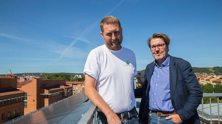 Tony Wallin, Akademiska Hus, och Magnus Littmarck, fastighetschef vid Högskolan i Skövde, kan konstatera att solcellspanelerna levererar.