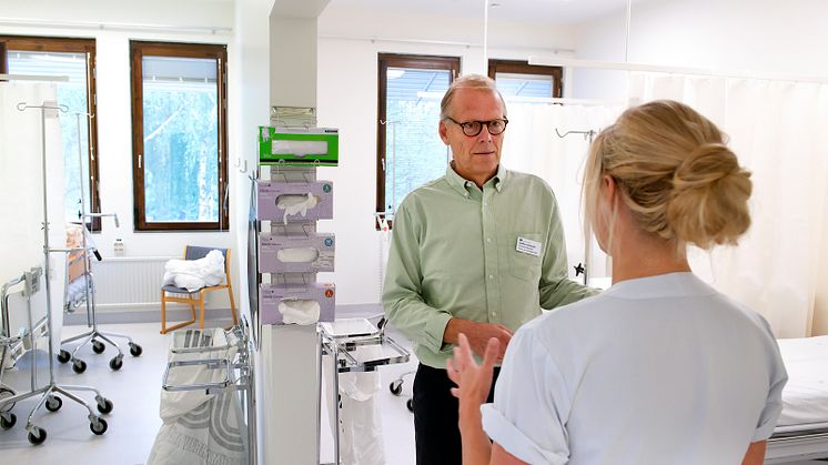 Staffan Gröndal  och Amanda Lundmark samtalar om öppningen.