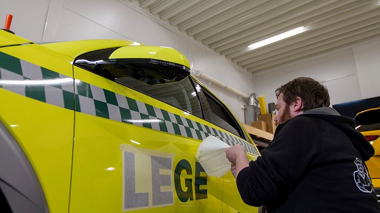 I monteringshallen får ambulansetjenestens nyeste utrykningskjøretøy påført dekor som skal tåle det meste.