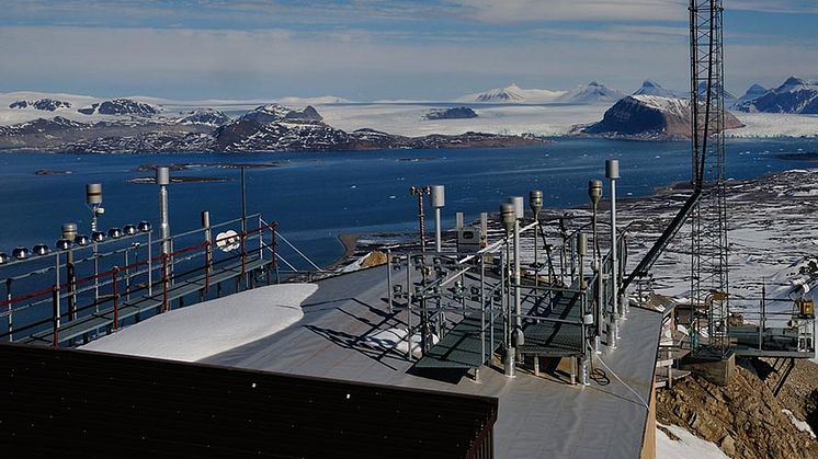 Ifølge NILUs målinger ved Zeppelin-observatoriet på Svalbard, som inngår i ​det integrerte karbonobservasjonssystemet (ICOS), har det vært en 0,7% årlig økning av CO2 de siste 10 årene.