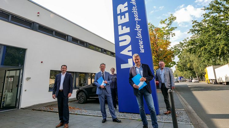 V.l. Roland Waleska (Deutsche Glasfaser), Bürgermeister Michael Berens, Michael Petermeier (IT-Koordinator Fa. Laufer), Daniel Laufer (Geschäftsführer Fa. Laufer)  und Wirtschaftsförderer Thomas Westhof