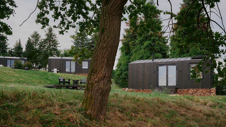 Schlicht und schön kann man in den Lodges von "RAUS" mitten in der Natur wohnen. Foto: Noel Richter. 