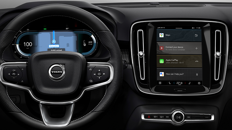 Volvo_XC40_Recharge_-_Ongoing_call_on_driver_display_and_centre_display