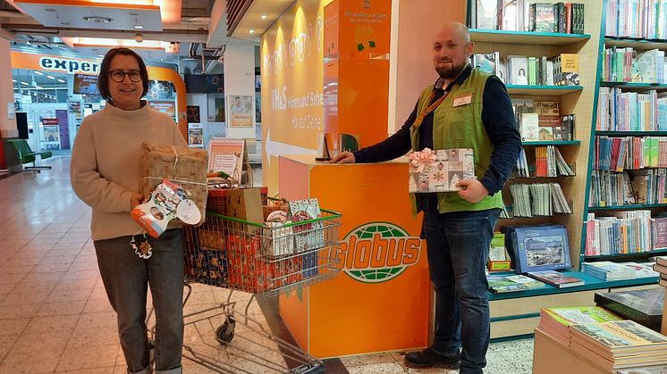 Kerstin Stadler vom Kinderhospiz Bärenherz nahm die Geschenke im Globus Markt von Herrn Remus entgegen