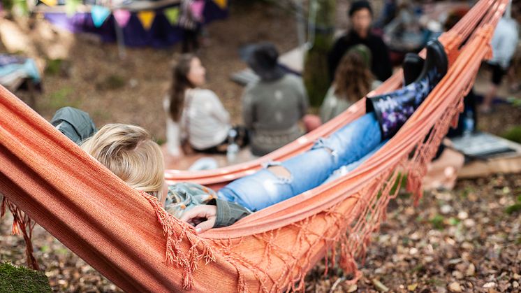 Idyllisk og avslappende stemning på skogsfestivalen Into the Woods. Foto: Into the Woods