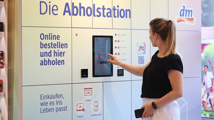 Kundinnen und Kunden können ihre Onlinebestellungen ganz einfach an der dm-Abholstation abholen.