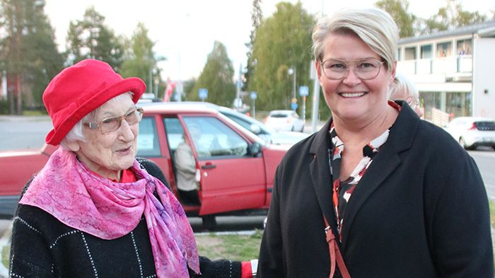 Mandis Tervahauta, initiativtagare till projektet och Eva Älgamo, kontorschef Sparbanken Nord Övertorneå.
