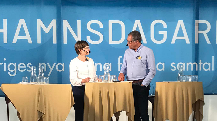 Anna Werner, moderator och Mikael Schmidt, avdelningschef på Swedac på scen under Frihamnsdagarna i Göteborg.