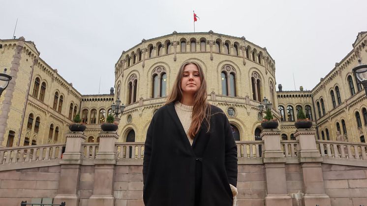 Leder i Changemaker, Naja Amanda Lynge Møretrø, foran Stortinget.