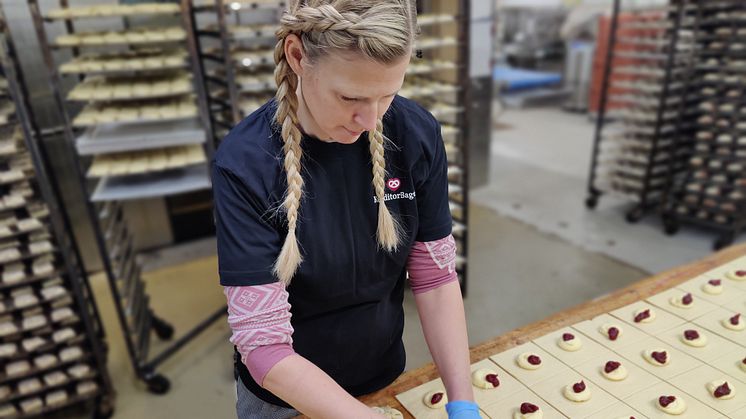 Konditor Anette Drengsgaard fra KonditorBager i Bjerringbro giver gode råd til, hvordan man laver den perfekte gammeldags fastelavnsbolle med fyld. Foto: PR.