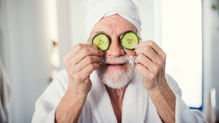 Gurkenscheiben können gegen geschwollene Augen helfen.