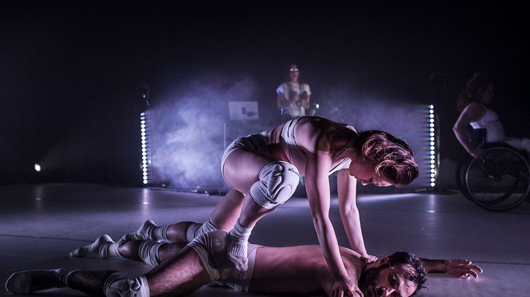 Dansverket "Skirtpower" gästspelar på Folkteatern den 10 och 11 maj. Foto: Chrisander Brun.