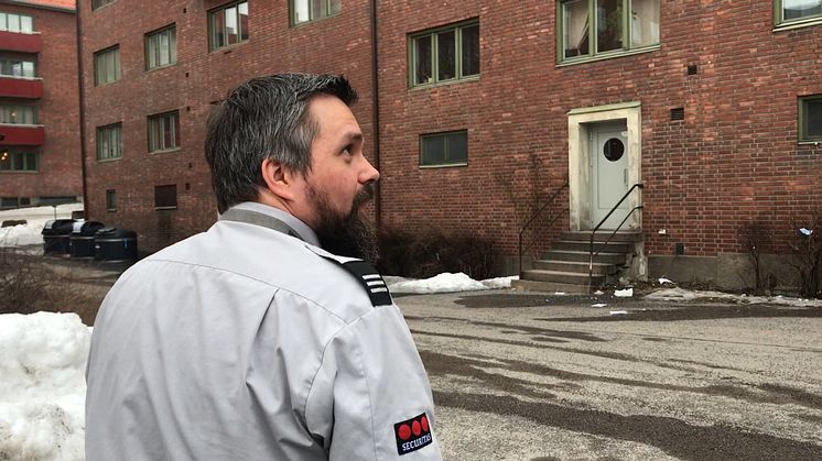 Finn Otto i Securitas inspiserer en kommunal boliggård i Oslo sentrum. Foto: Boligbygg