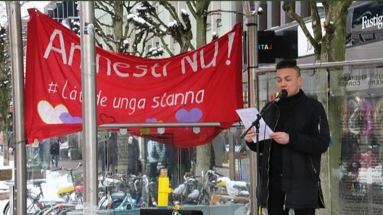 Ahmad Rahimi talar på en manifestation.