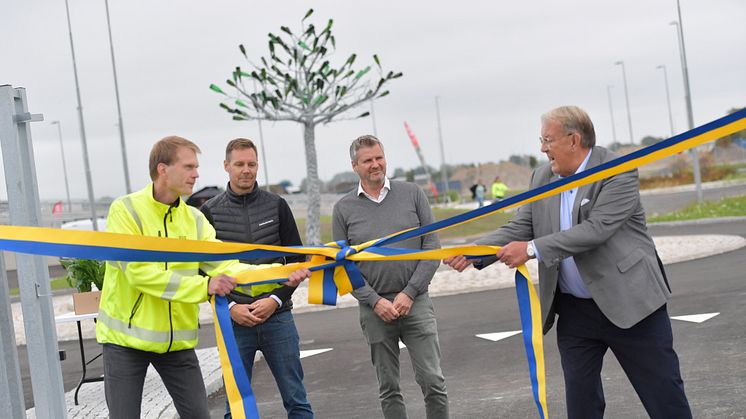 Projektledare Fredrik Holmer och Styrelseordförande Bengt Mohlin knyter upp bandet och inviger Returum