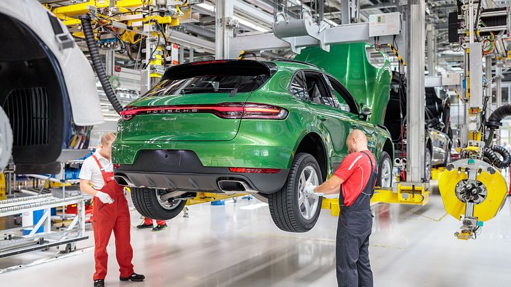 The new Macan in the assembly line