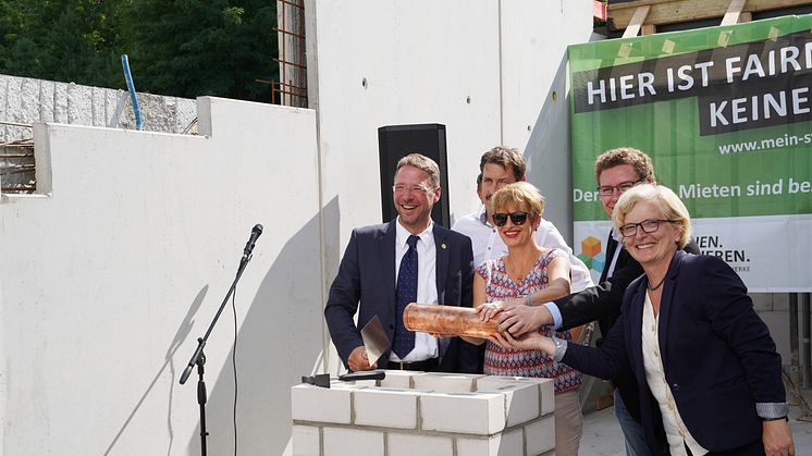 Peter Heiß, Dr. Martina Münch, Ilja Weikum und Prof. Dr. Ulrike Tippe (v.l.n.r.) versenken die symbolische Zeitkapsel im Mauerwerk | Foto: Susanne Baron