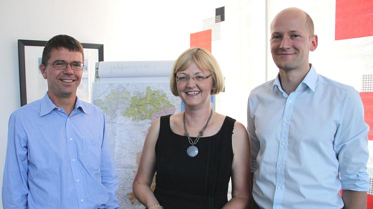 Foto: vl.: Stefan Theiner, verantwortlich für die oberbayerischen Netzdienste, Ursula Jekelius, Regionalleiterin für Oberbayern und Florian Fischer, Netzbauleiter am Netzcenter Penzberg