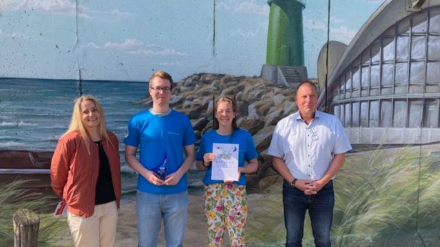 Foto (v.l.n.r.): Anja Passehl, Vize-Präsidentin der IHK zu Rostock; die Veolia-Auszubildenden Jannik Wöhl und Fiona Birkemeyer; Ronald Kaltwasser, Niederlassungsleiter Mecklenburg-Vorpommern von Veolia