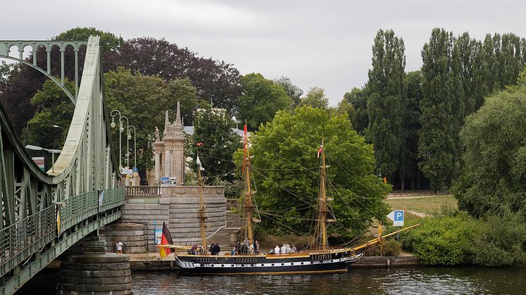 Die Royal Louise ankert zum Tag des Offenen Denkmals am Neuen Garten auf Höhe Bertinistraße.